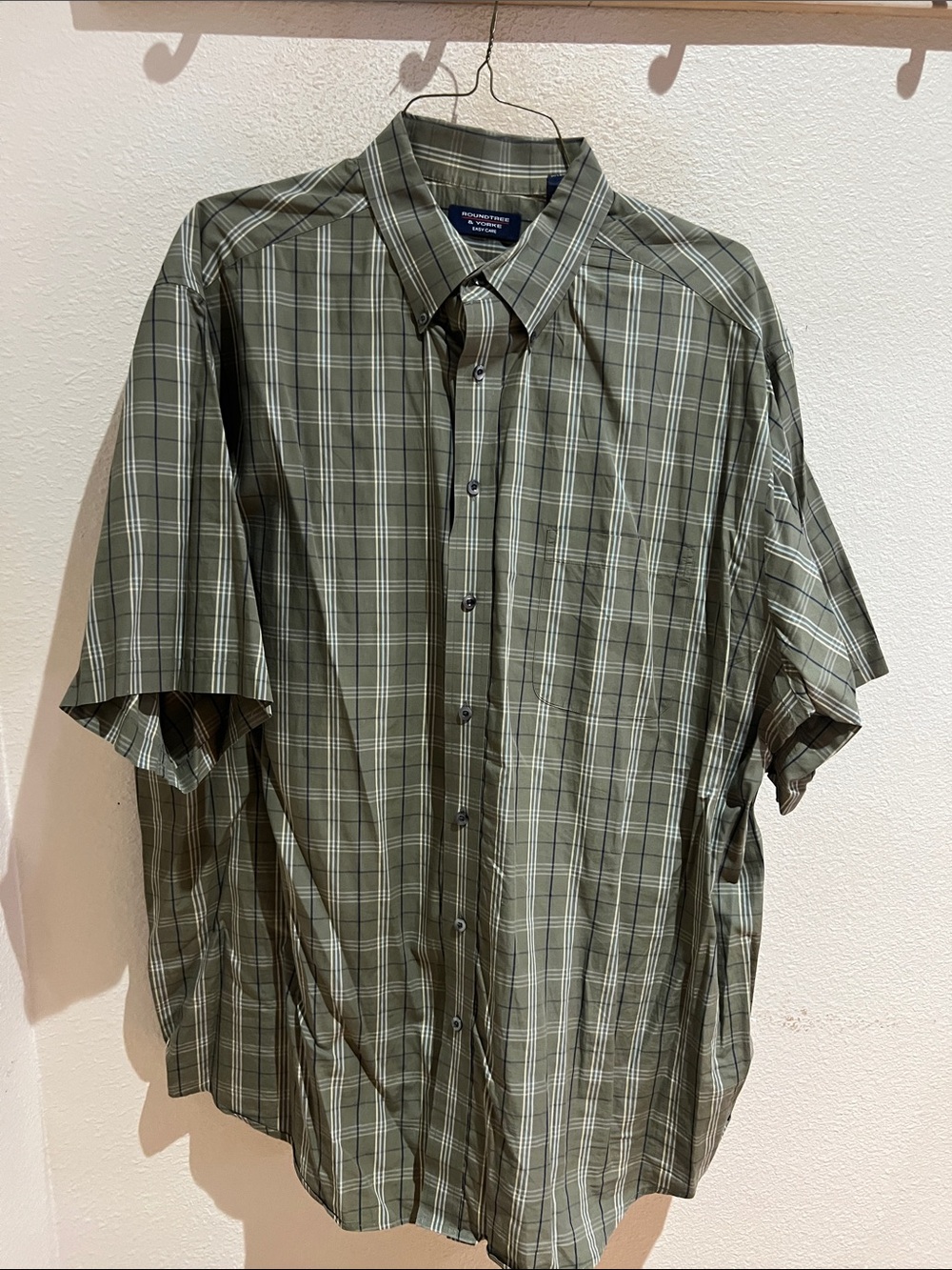 Roundtree and Yorke Plaid Short-Sleeve Button-Down Shirt